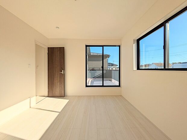 お部屋が明るいだけで、ちょっと幸せになれる。陽ざしの心理効果のおかげです。お部屋に陽をたっぷりとりこみましょう。明るいお部屋にいると、顔もなぜか明るくなる。