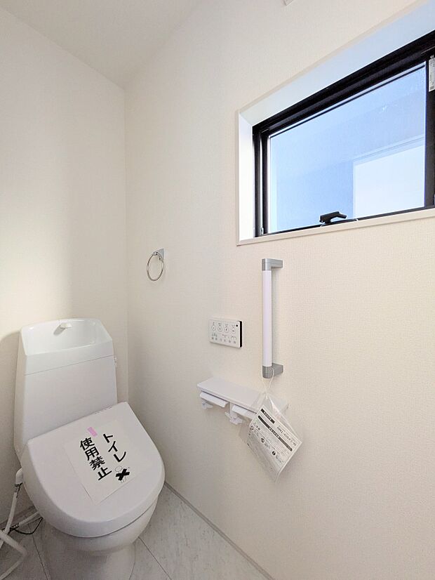 【トイレ】トイレ・ウォシュレット付。快適で衛生的な洗浄機能付温水シャワートイレです。収納や手すりもついてます。