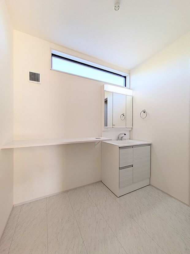 【洗面台】大きく見やすい三面鏡で清潔感ある洗面台は、身だしなみチェックや肌のお手入れに最適です。