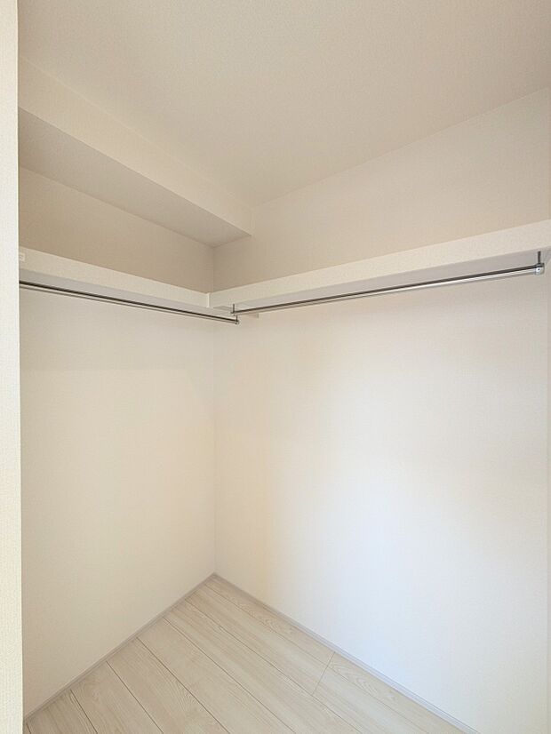 【WIC(ウォークインクローゼット)】 たくさんの洋服をかけてもシワになりにくいウォークインクローゼット。洋服以外にも、普段使わない家電やスーツケース、ストック品など何でも片付く嬉しい空間…