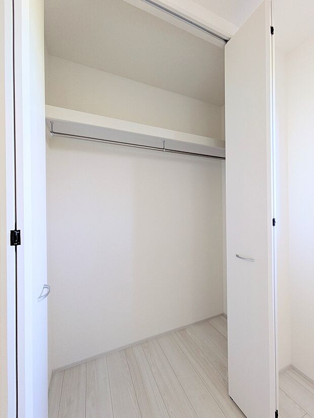 【CL(クローゼット）】壁面クローゼットのメリットは、衣類が横一列に並ぶためひと目で洋服が選びやすいこと。衣類をたくさんお持ちの方も、限られたスペース内に無理なく収納することができます。