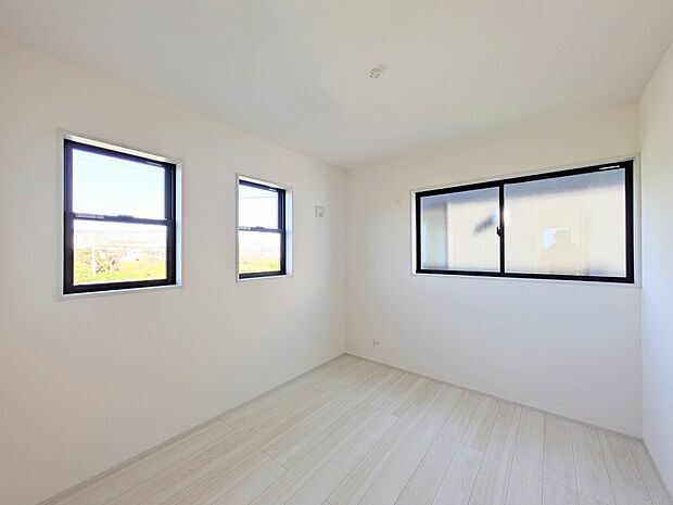 【洋室】柔らかな陽光とフローリングの色味が調和した快適な空間。