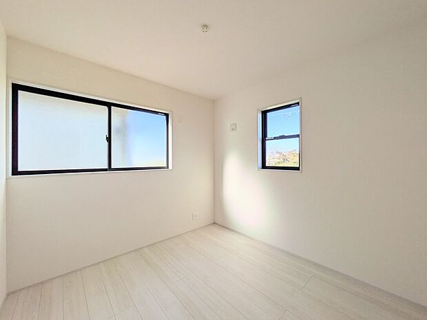 【洋室】柔らかな陽光とフローリングの色味が調和した快適な空間。