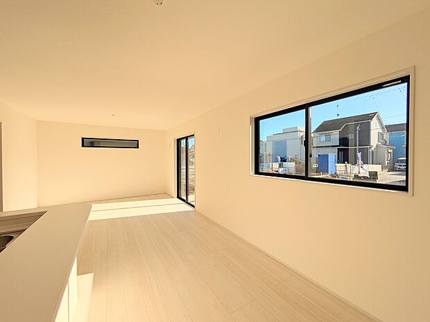 【ダイニングキッチン】木の温もりがやさしいフローリング仕様。明るく広々としたダイニングはとても快適な空間です。