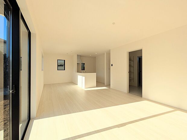 【ダイニングキッチン】木の温もりがやさしいフローリング仕様。明るく広々としたダイニングはとても快適な空間です。