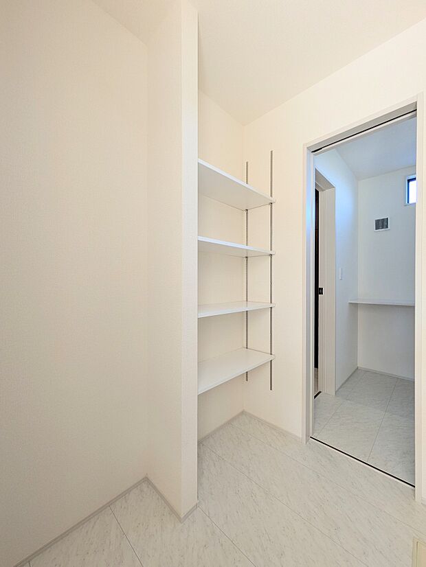 脱衣所、洗面所は小さなプライベートスペース。歯磨き、洗顔と毎日施す個人空間。換気も設置して、熱気などを開放して、爽やかなスペースになるように設計されています。