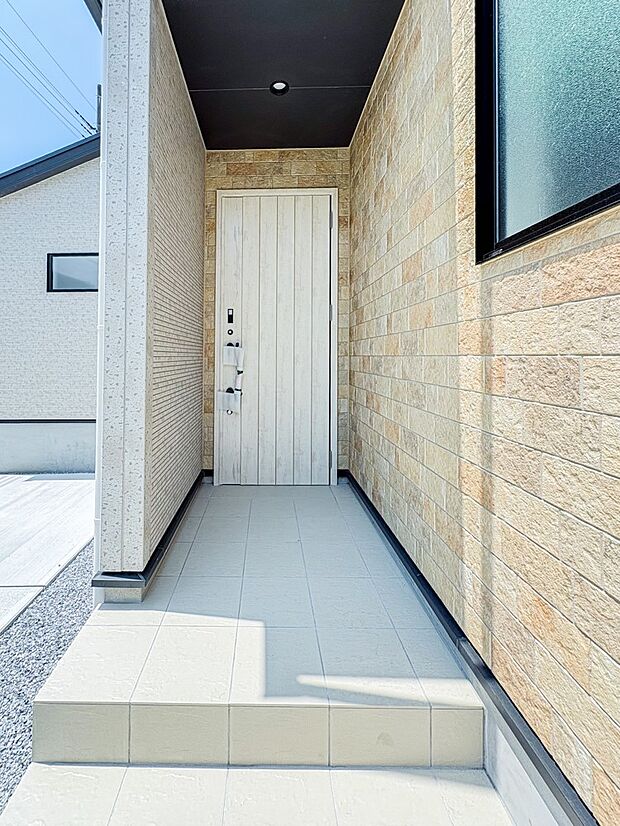 【玄関】玄関はおうちの顔と言われます。玄関アプローチは、外観デザインの印象を左右します。ご家族の個性を出しながら、素敵な玄関でお客様をお迎えしてください。