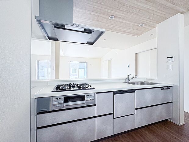 【カウンターキッチン】リビングにいるお子様と会話をしながら家事ができるカウンターキッチン。いま手があいているか、忙しそうなのか相手の様子を伺いながらコミュニケーションをとる訓練にもなります。…