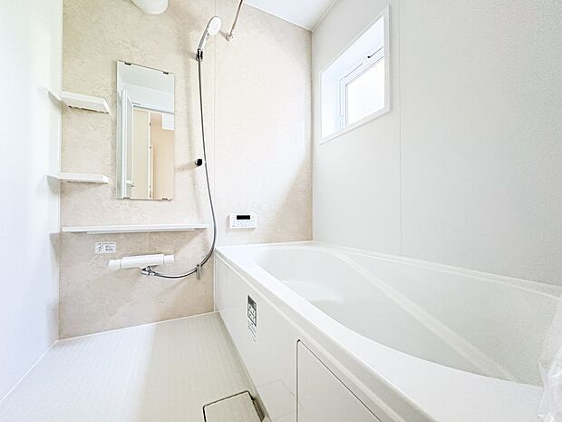 【浴室】足を伸ばして入ることのできる1坪タイプのユニットバス