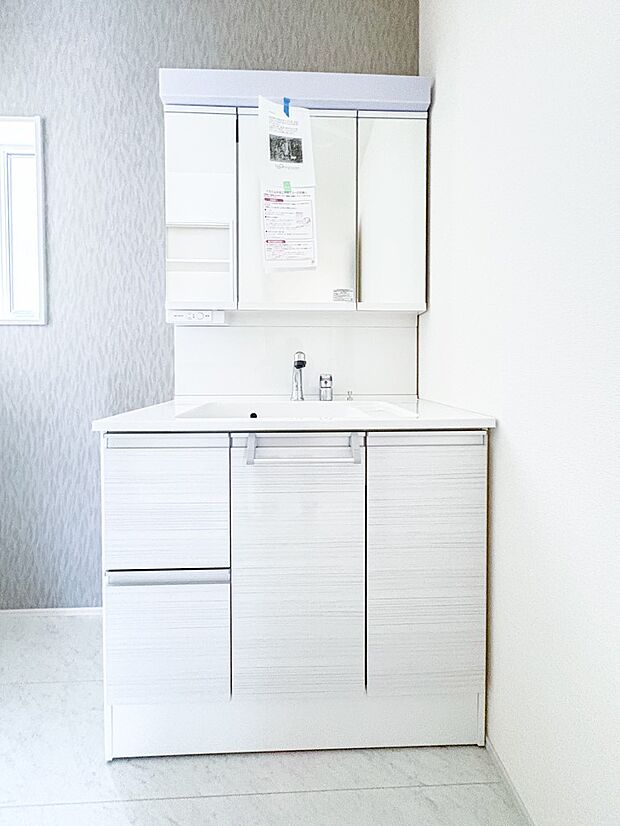 【洗面台】洗面所は小さなプライベートスペース。歯磨き、洗顔と毎日施す個人空間。小窓も設置して、熱気などを開放して、爽やかなスペースになるように設計されています。