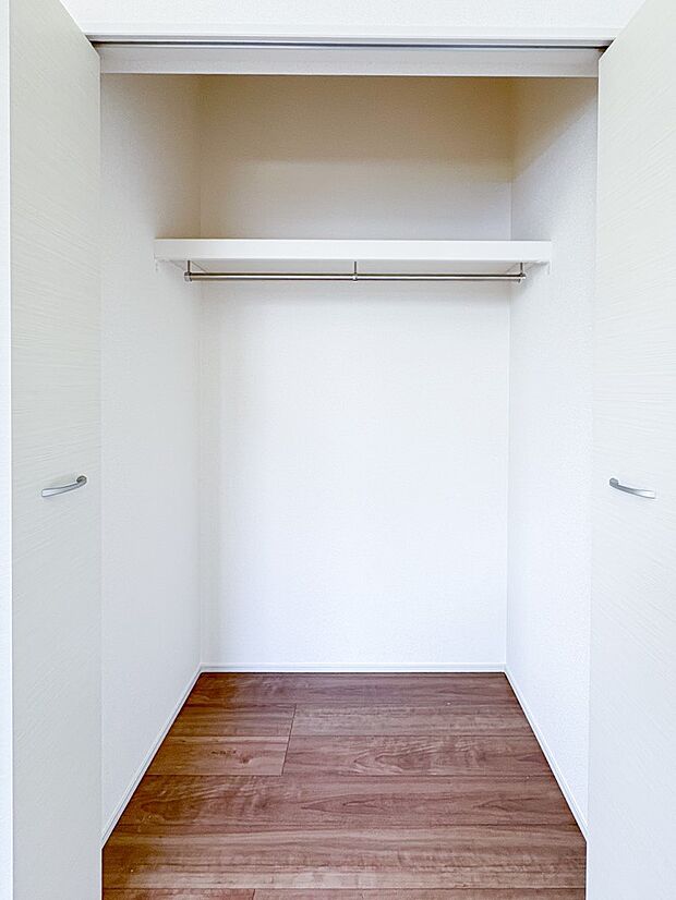 【収納】各所に配置された収納スペースは、洋服や小物はもちろんのこと、掃除機や日用予備品・お子様のおもちゃなど様々な物を収納して頂ける便利なスペースです。