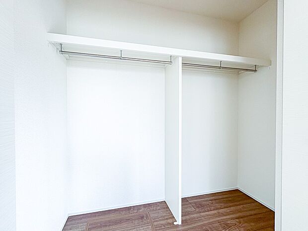 【ウォークインクローゼット】WICのメリットの1つ目は、1箇所にまとめて収納が出来ること。2つ目は、衣替えが必要ないこと。3つ目は、扉が少なくなり室内がスッキリ見えること。