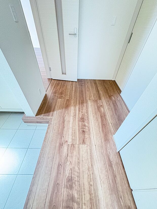 【1階廊下】玄関から、洋室や階段に続いています。