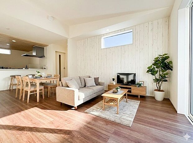 【リビングダイニング】シンプルなデザインの家は風情がある。住む人のこだわりを感じる。外観も内装もいたってシンプル。居心地がよく、家事や趣味、子育てなどにも集中できる。家も人間も熟成するほどシ…