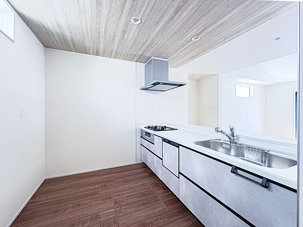 【ダイニングキッチン】ナチュラルな自然光の中での調理。お洒落な食器類を余裕で収納できるスペース。動きやすい女性目線のキッチン動線。これからはお料理をつくる時間が劇的に変わります。