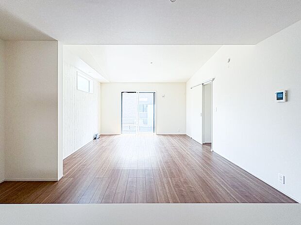 【ダイニング】ダイニングテーブルを置いても十分な広さが確保されています。