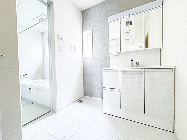 【脱衣所】洗面所は小さなプライベートスペース。歯磨き、洗顔と毎日施す個人空間。