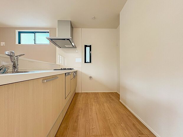 【キッチン】ナチュラルな自然光の中での調理。会話が弾む対面型キッチン。お洒落な食器類を余裕で収納できるスペース。動きやすい女性目線のキッチン動線。これからはお料理をつくる時間が劇的に変わりま…