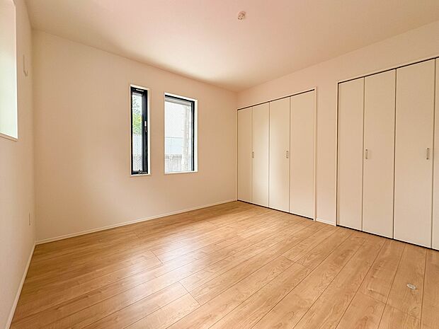 【寝室6.1帖】通風・採光に優れ、心地よい光と風が溢れています。 贅沢で豊かな居住性と、プライドを満たすクオリティが見事に調和した住空間。新築ならではの快適なひとときをご体感頂ける筈です。