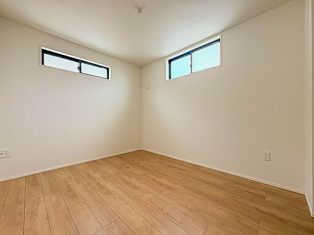 【子供部屋5.2帖】お子様のお部屋にぴったりなクロークを備えたフローリング仕様の洋室です。