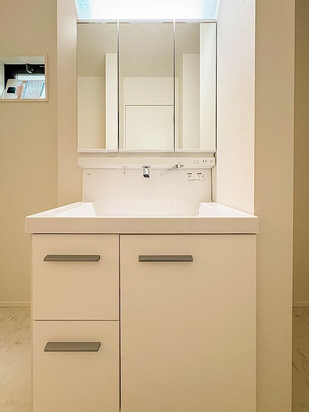 【洗面台】 十分な大きさの洗面台は、身だしなみチェックや歯磨きなど、朝の慌ただしい時間でもホテルライクなスペースで余裕とゆとりを感じて頂けます。