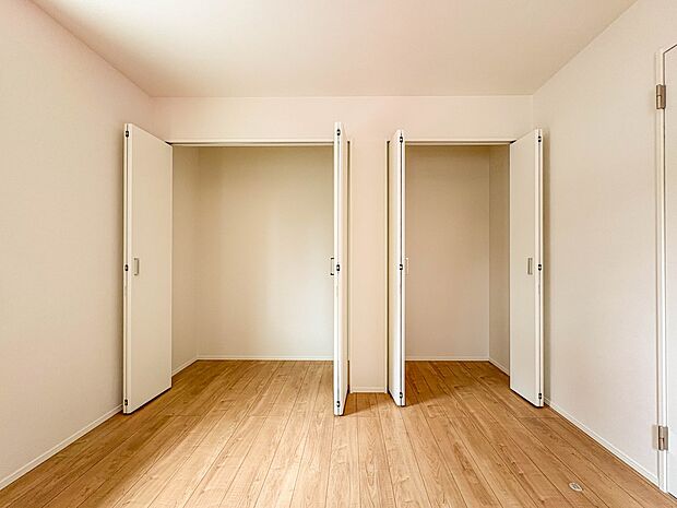 【収納】壁面クローゼットのメリットは、衣類が横一列に並ぶためひと目で洋服が選びやすいこと。衣類をたくさんお持ちの方も、限られたスペース内に無理なく収納することができます。