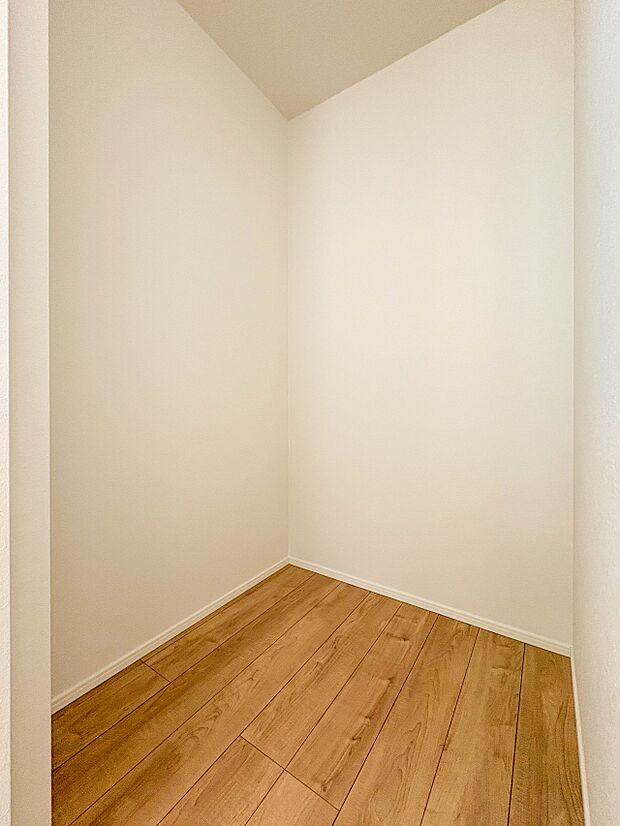 【WIC(ウォークインクローゼット)】 たくさんの洋服をかけてもシワになりにくいウォークインクローゼット。洋服以外にも、普段使わない家電やスーツケース、ストック品など何でも片付く嬉しい空間…