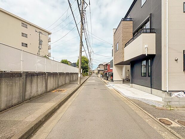 【前面道路6ｍ公道】車の通行が少ないので、静かな住環境を維持することができます。