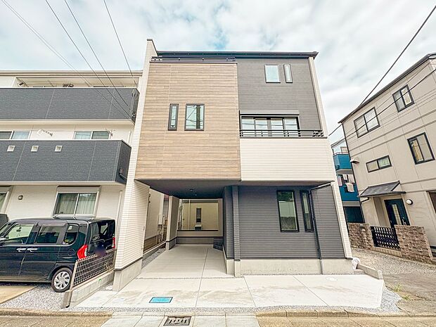 【外観】家族の温かさと陽光の暖かさ、楽しい毎日と明るい未来を予感させる「空間が織り成すひとつ先の住み心地」を演出します。