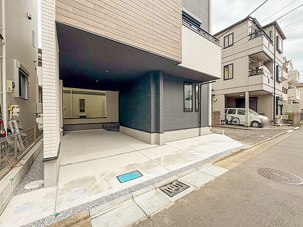 【外観】堂々たる趣ながら、主張し過ぎずどこか余裕を感じさせるシャープなフォルムで佇む邸宅は、晴天の空と照らし合わせる事で、本来あるべき完成形の姿を見せてくれます。