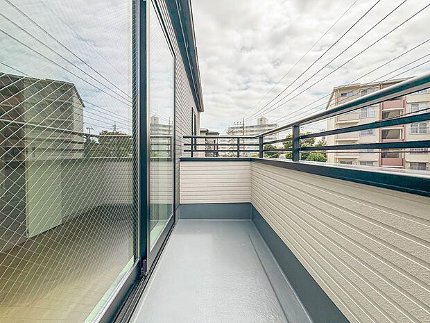 【バルコニー】 バルコニーから差し込む陽光・通風は、住環境・快適性と共に有り続ける貴重な「財産」です。