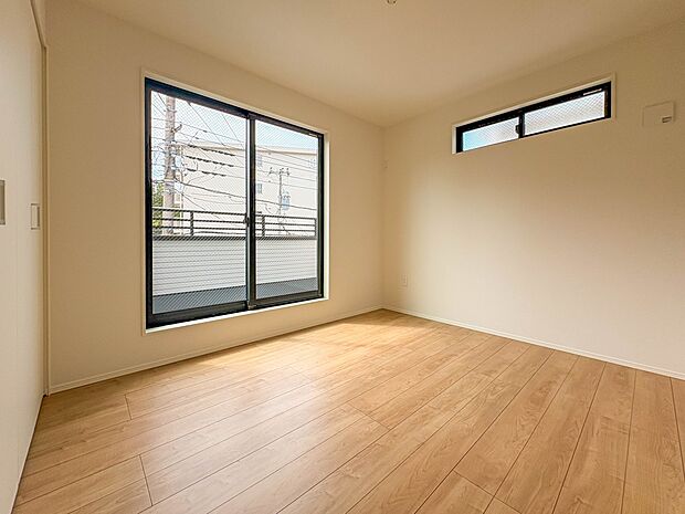 【洋室5.7帖】快適に過ごす条件は、一人ひとり違います。だからこそ飾り過ぎないシンプルな内装と偏り過ぎないデザインで統一しました。暮らしの中でオーナー様だけの【マイホーム】に創り上げて下さい…