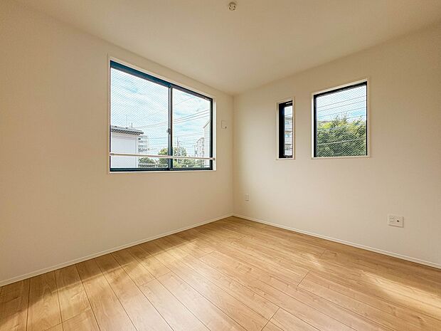 【居室5.2帖】柔らかな陽光とフローリングの色味が調和した快適な空間。