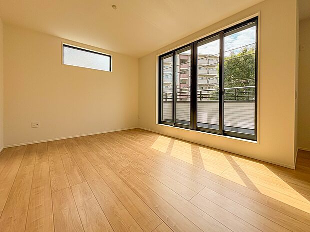 【LDK16帖】広々としたリビングダイニング。ゆったりとしたキッチン。