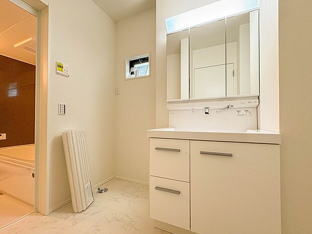 【脱衣所】洗面所は小さなプライベートスペース。歯磨き、洗顔と毎日施す個人空間。