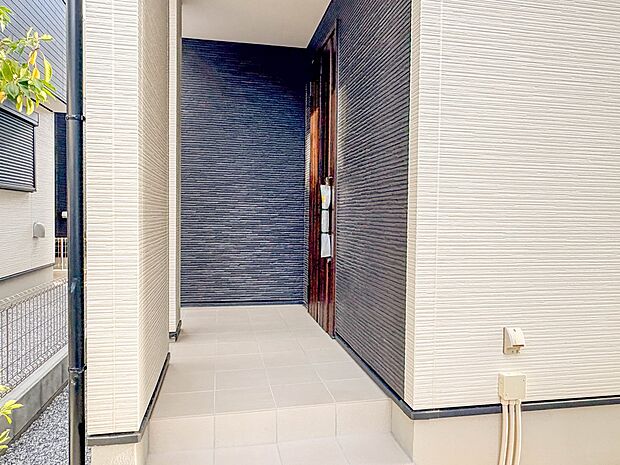 D号棟【玄関】家の顔となる玄関は、高いデザイン性が求められます。高級感と断熱性、防犯性に優れた玄関ドアを標準装備。ピッキング対策のセキュリティサムターン等、防犯に考慮しました。