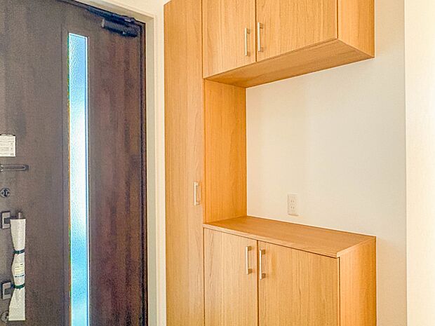 D号棟【玄関】スタイリッシュかつ品のある玄関。晴れの日も、雨の日も、風の日も、ご家族やお客さまを安心して迎えます。