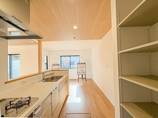 D号棟【キッチン】ナチュラルな自然光の中での調理。会話が弾む対面型キッチン。お洒落な食器類を余裕で収納できるスペース。動きやすい女性目線のキッチン動線。これからはお料理をつくる時間が劇的に変…