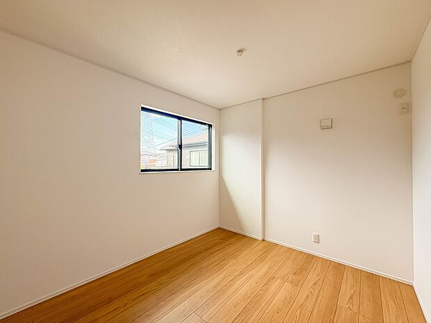 D号棟【寝室5.23帖】シンプルな内装はおしゃれのポイントです。シンプルは華美より飽きがこないからです。色や模様でおしゃれ感をだす。それがシンプルイズビューティーです。