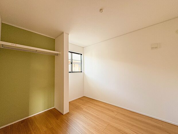 D号棟【洋室4.75帖】柔らかな陽光とフローリングの色味が調和した快適な空間。