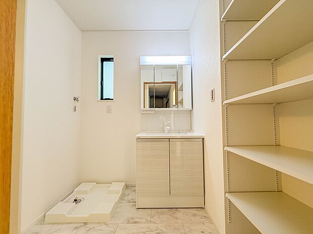 D号棟【洗面台】大きく見やすい三面鏡で清潔感ある洗面台は、身だしなみチェックや肌のお手入れに最適です。何かと物が増える場所だからこそ、スッキリと見映えの良い空間に拵えました。