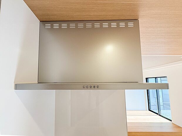 【レンジフード】調理の際に発生する汚れた空気(二酸化炭素、油煙、水蒸気、ニオイなど)を、ダクトを通して屋外に排出しています。
