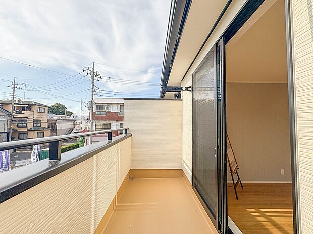 D号棟【バルコニー】 バルコニーから差し込む陽光・通風は、住環境・快適性と共に有り続ける貴重な「財産」です。