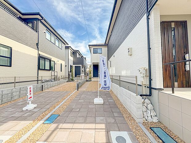 D号棟【駐車場】カースペース2台可/駐輪スペース。広々カースペースです。自転車、バイクなども置き場に困りません。