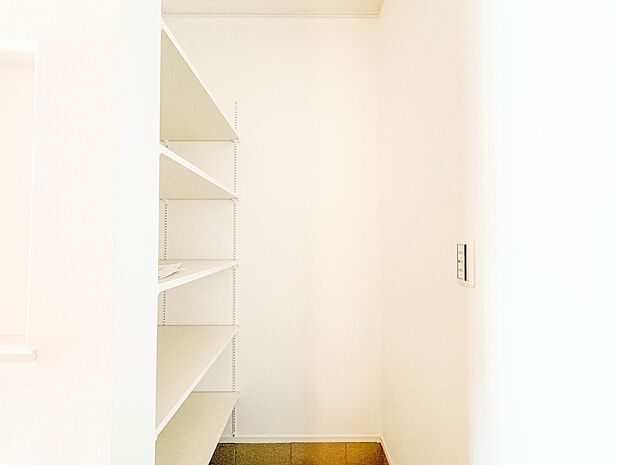 D号棟【土間収納】こちらの物件に少しでもご興味がありましたら、お気軽にお電話下さい。