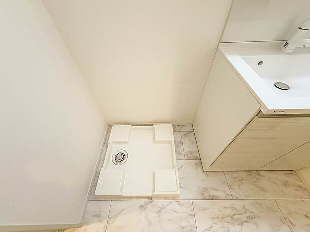 D号棟 ランドリースペースは広さもたっぷり。タオルなどをしまえるスペースもあります。