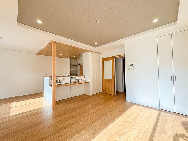 D号棟【LDK18帖】シンプルなデザインの家は風情がある。住む人のこだわりを感じる。外観も内装もいたってシンプル。居心地がよく、家事や趣味、子育てなどにも集中できる。家も人間も熟成するほどシ…