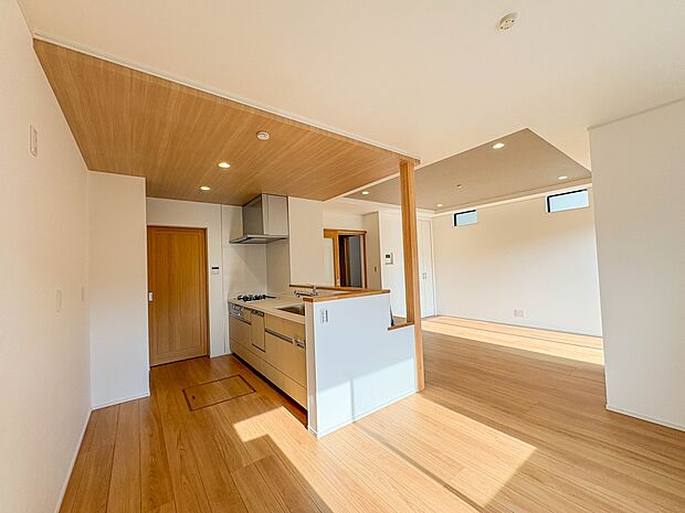 D号棟【LDK18帖】忙しい朝でも家族揃って食事をしたいゆとりあるダイニングスペース。