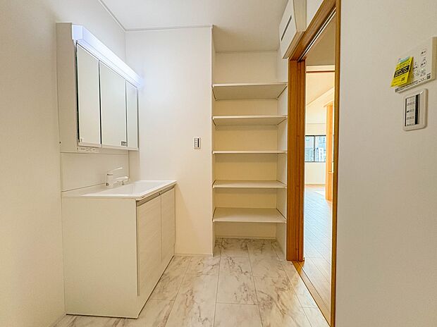 D号棟【脱衣所】洗面所は小さなプライベートスペース。歯磨き、洗顔と毎日施す個人空間。