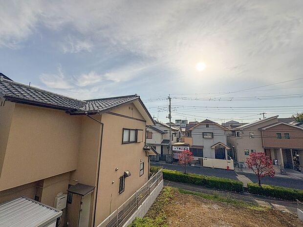 D号棟【眺望】朝の澄んだ空気や、夕方に吹く清々しい風を五感で感じられるバルコニー。